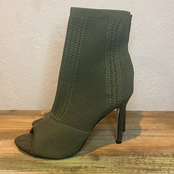 Nicole Miller Green Knitty Sweater Heeled Booties - Size 9 - Picture 4 of 9
